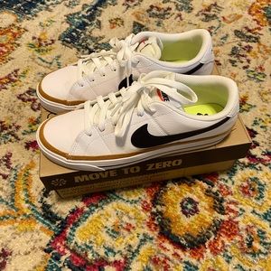 Women’s Nike Court Legacy. Size 9.